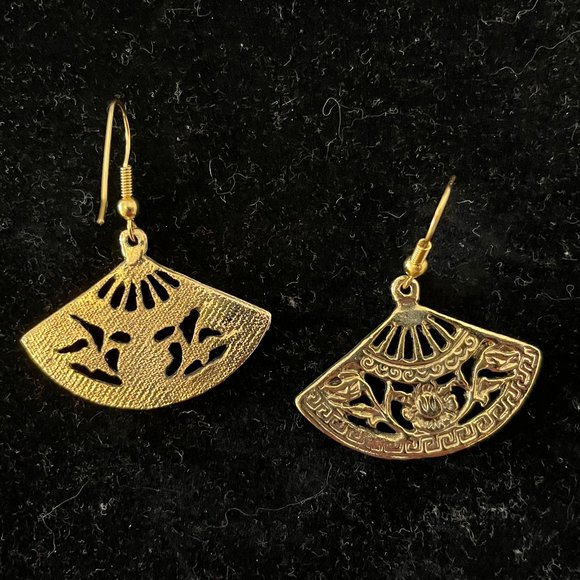 Gold tone fan earrings - Picture 4 of 4